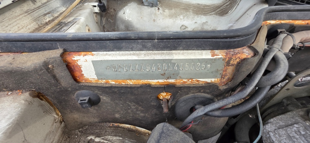 1320018-19 Porsche 944 Manuell, 163hk, 1983 (Reparationsobjekt)