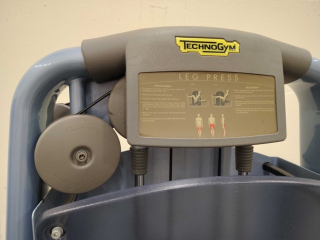 1448149-5 Benpressmaskin – Technogym – viktmagasin, justerbart säte och ryggstöd