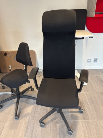 1444766-4 Solium office chair with armrests