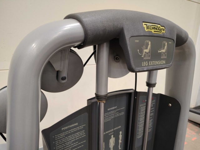 1448155-5 Bensträckningsmaskin, Technogym – justerbart säte, viktmagasin