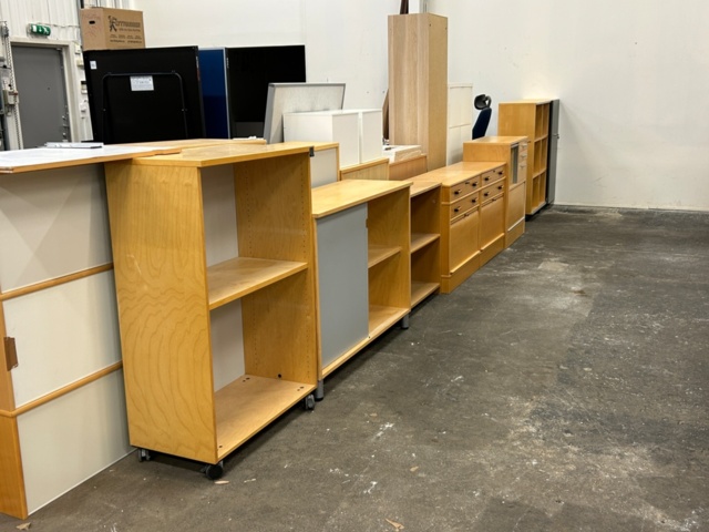 1361226-1 Samling med skåp, byråer och hyllor