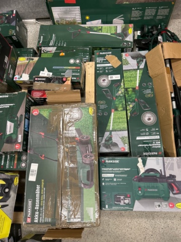 1436456-2 Samlinng med ca 20 maskiner och trädgårdstillbehör