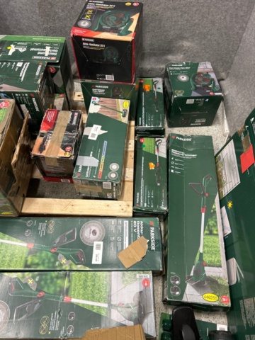 1436456-4 Samlinng med ca 20 maskiner och trädgårdstillbehör