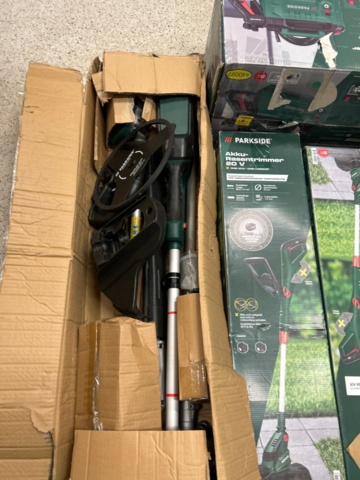 1436456-6 Samlinng med ca 20 maskiner och trädgårdstillbehör