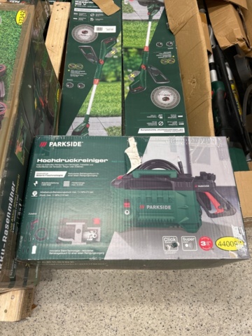 1436456-7 Samlinng med ca 20 maskiner och trädgårdstillbehör