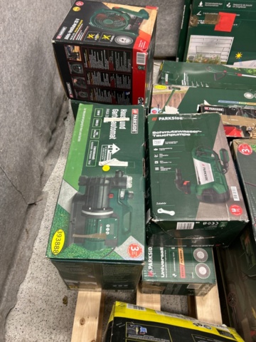 1436456-8 Samlinng med ca 20 maskiner och trädgårdstillbehör