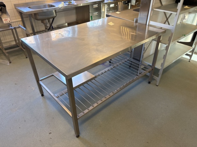 1372632-2 Stainless steel workbench with undershelf