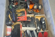 1272110 Pall med skor, blandade typer och storlekar