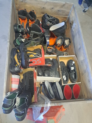 1272110-1 Pall med skor, blandade typer och storlekar