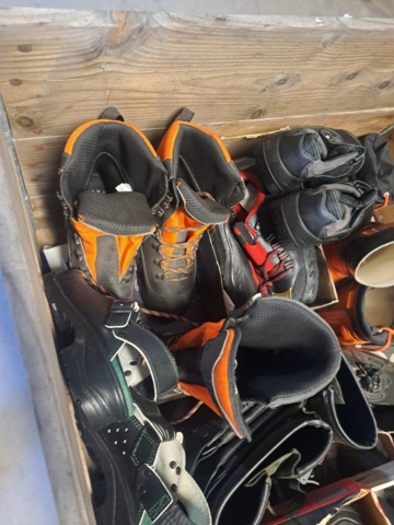 1272110-2 Pall med skor, blandade typer och storlekar