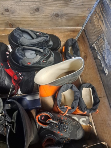 1272110-3 Pall med skor, blandade typer och storlekar