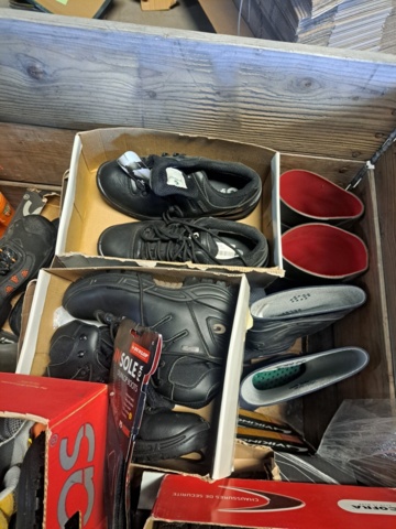 1272110-4 Pall med skor, blandade typer och storlekar