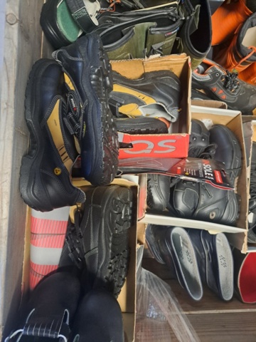 1272110-5 Pall med skor, blandade typer och storlekar