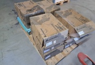 1272111 Pall med skor, blandade typer och storlekar