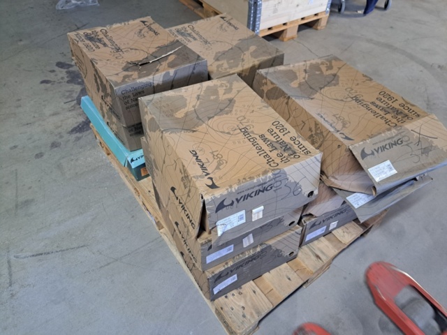 1272111-1 Pall med skor, blandade typer och storlekar