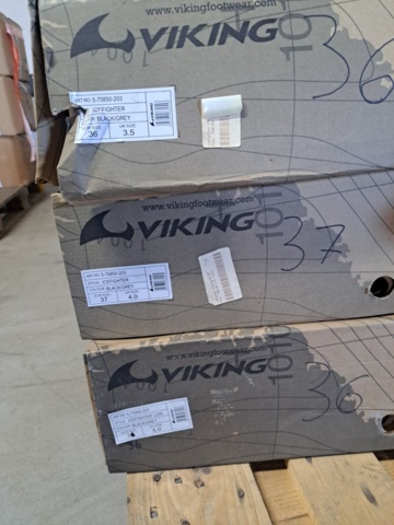 1272111-2 Pall med skor, blandade typer och storlekar