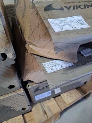 1272111-3 Pall med skor, blandade typer och storlekar