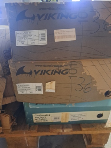 1272111-5 Pall med skor, blandade typer och storlekar