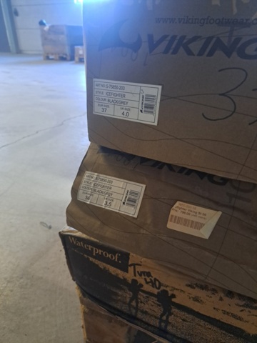 1272111-6 Pall med skor, blandade typer och storlekar