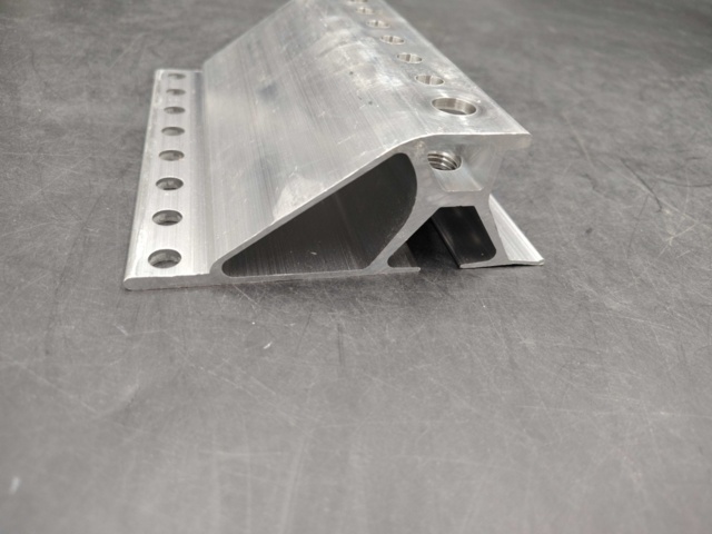 1432403-3 Monteringsskena, ca 50 st, med hålrad, Aluminiumprofil