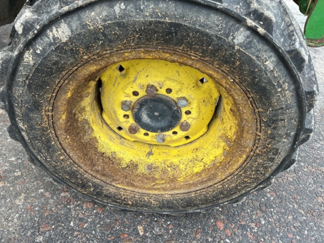 1423600-27 Kompakttraktor John Deere 4720 med frontlastare -2013