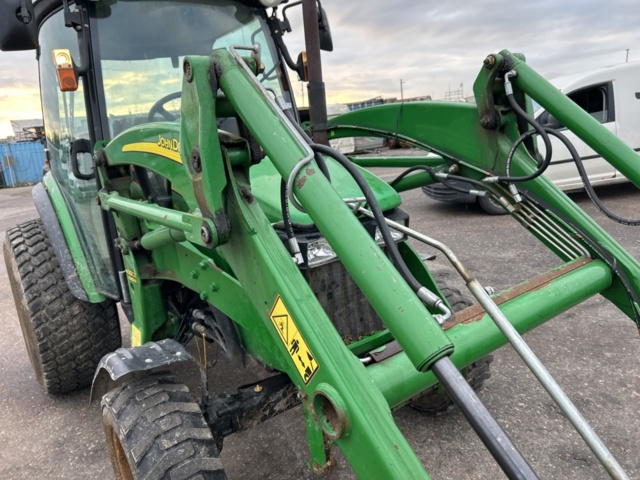 1423600-39 Kompakttraktor John Deere 4720 med frontlastare -2013