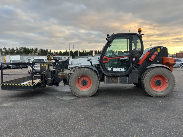 1423601-2 Teleskoplastare Bobcat T36.120SLB med många tillbehör