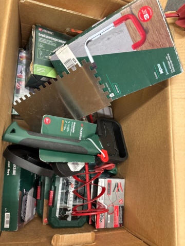 1436464-11 Samling med hemelektronik, verktyg och hushållsartiklar