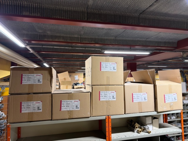 1449358-2 Lådor ca 40 st med distansskålar och rörtillbehör