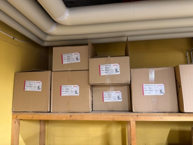 1449358-3 Lådor ca 40 st med distansskålar och rörtillbehör