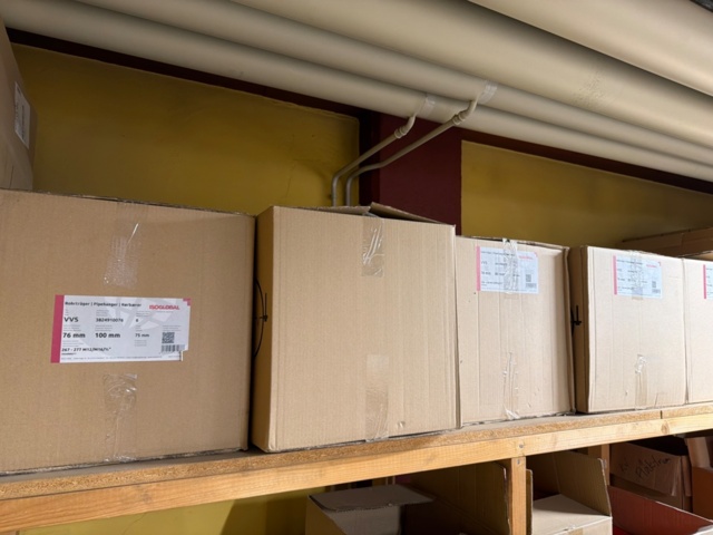 1449358-4 Lådor ca 40 st med distansskålar och rörtillbehör