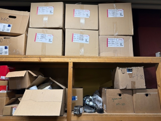 1449358-5 Lådor ca 40 st med distansskålar och rörtillbehör