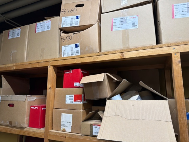 1449358-6 Lådor ca 40 st med distansskålar och rörtillbehör