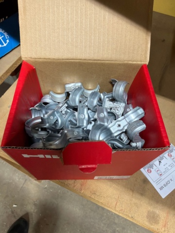 1449358-7 Lådor ca 40 st med distansskålar och rörtillbehör
