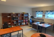 1431500 Kontorsinredning - Skrivbord, hyllor, kontorsstolar, mm.