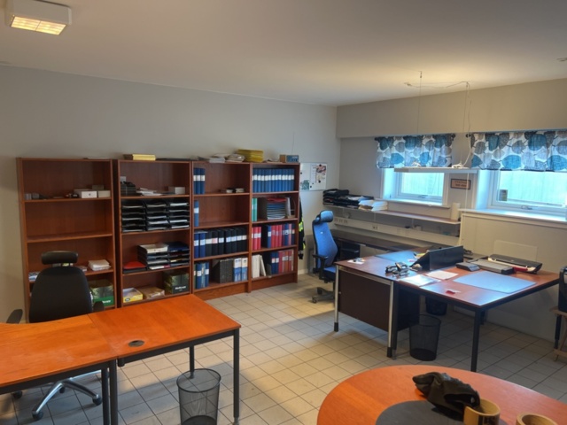 1431500-1 Kontorsinredning - Skrivbord, hyllor, kontorsstolar, mm.