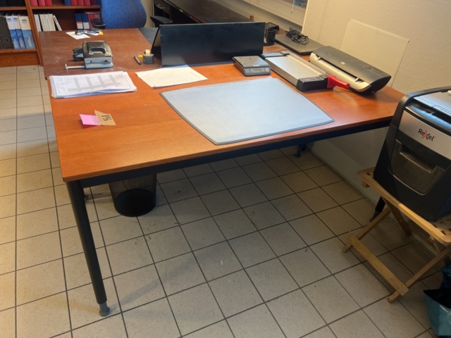 1431500-2 Kontorsinredning - Skrivbord, hyllor, kontorsstolar, mm.