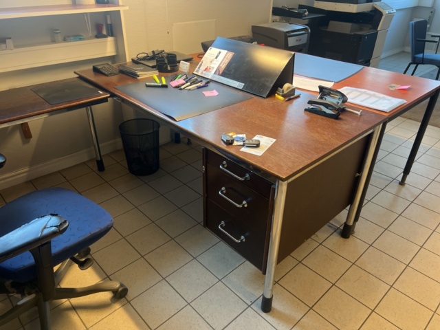 1431500-3 Kontorsinredning - Skrivbord, hyllor, kontorsstolar, mm.