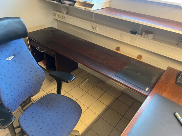 1431500-4 Kontorsinredning - Skrivbord, hyllor, kontorsstolar, mm.