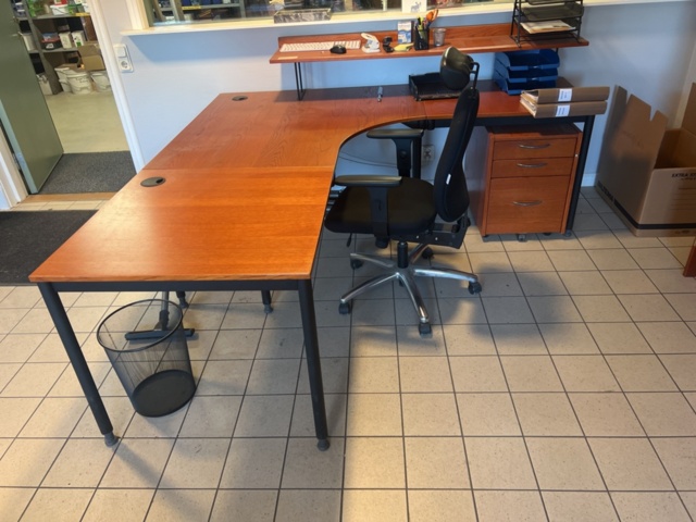 1431500-5 Kontorsinredning - Skrivbord, hyllor, kontorsstolar, mm.