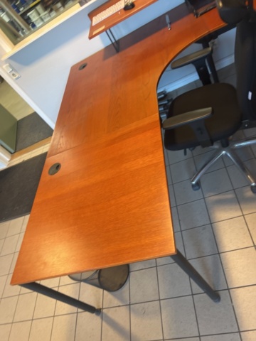 1431500-6 Kontorsinredning - Skrivbord, hyllor, kontorsstolar, mm.