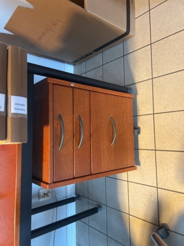 1431500-7 Kontorsinredning - Skrivbord, hyllor, kontorsstolar, mm.