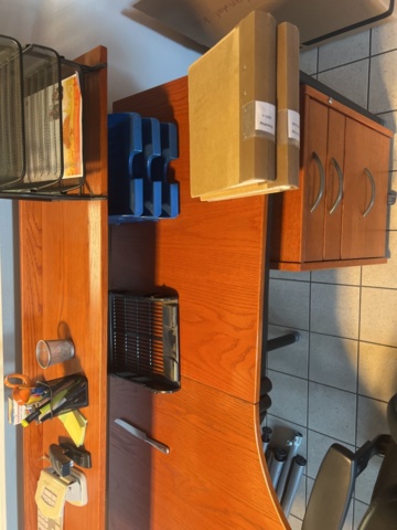 1431500-8 Kontorsinredning - Skrivbord, hyllor, kontorsstolar, mm.