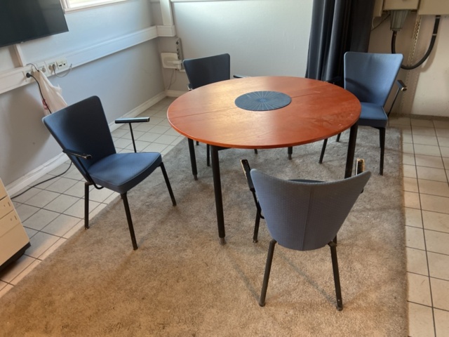 1431500-9 Kontorsinredning - Skrivbord, hyllor, kontorsstolar, mm.