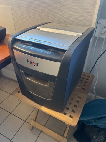 1431500-15 Kontorsinredning - Skrivbord, hyllor, kontorsstolar, mm.