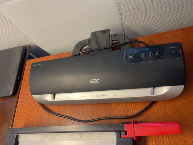 1431500-16 Kontorsinredning - Skrivbord, hyllor, kontorsstolar, mm.