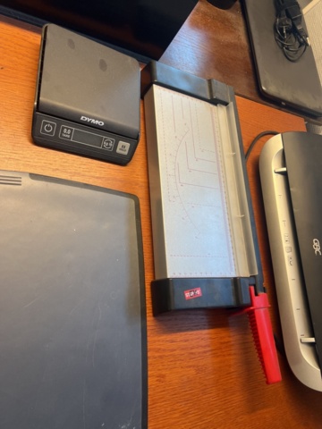 1431500-17 Kontorsinredning - Skrivbord, hyllor, kontorsstolar, mm.