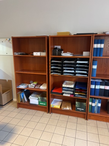 1431500-18 Kontorsinredning - Skrivbord, hyllor, kontorsstolar, mm.