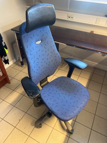 1431500-19 Kontorsinredning - Skrivbord, hyllor, kontorsstolar, mm.