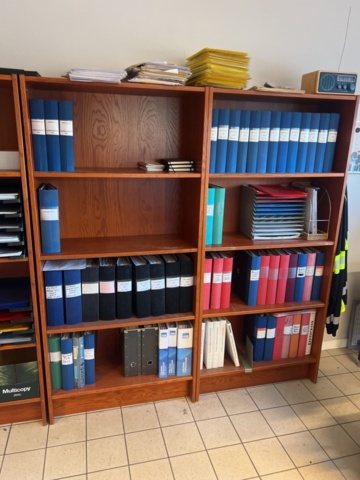 1431500-20 Kontorsinredning - Skrivbord, hyllor, kontorsstolar, mm.